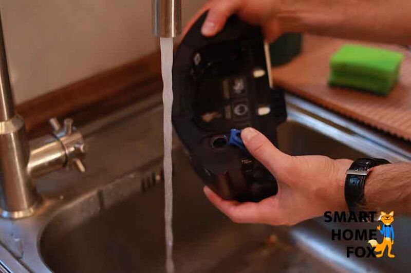 Der Wassertank des Ecovacs Deebot T9 AIVI wird mit Wasser befüllt.